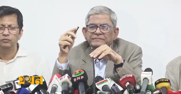 সাংবাদিকদের সঙ্গে কথা বলছেন মির্জা ফখরুল